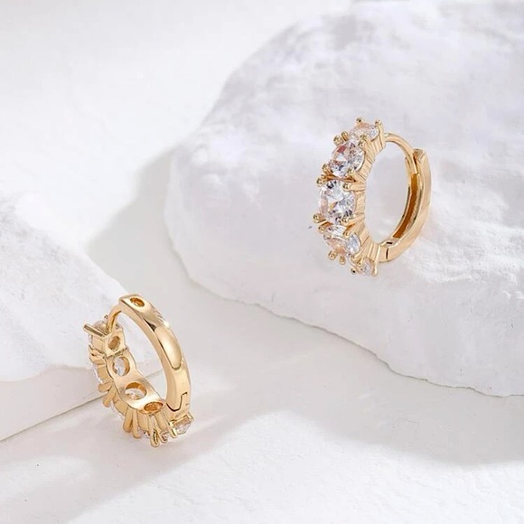 🔵𝟲𝟱%𝗢𝗙𝗙 𝗯𝘂𝗻𝗱𝗹𝗲𝘀 𝟯+🔵 NEW CZ Gold Medium Hoop Earrings - Picture 7 of 9